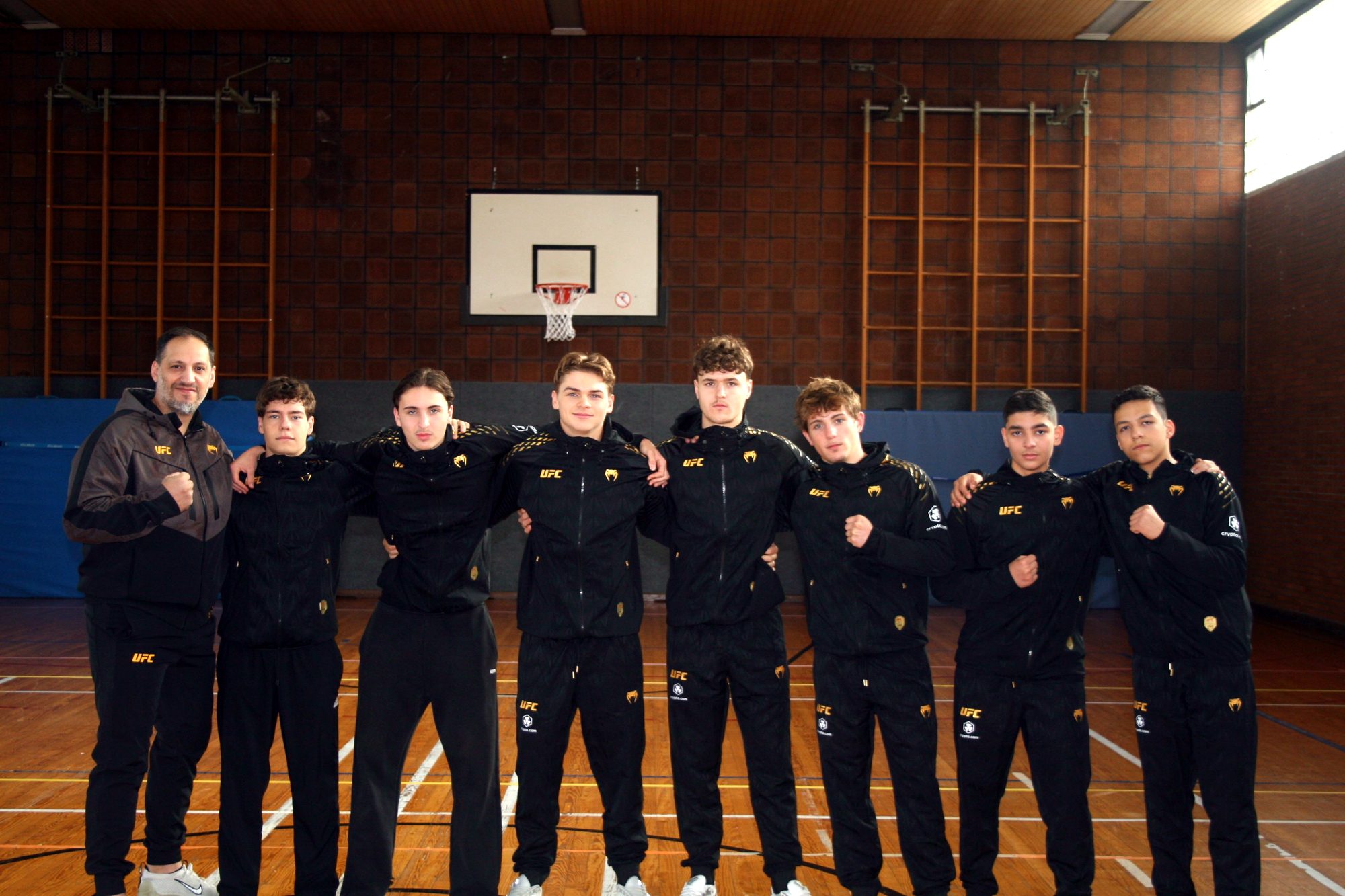 Team Sahin in den neuen Vereinsanzügen in der Turnhalle