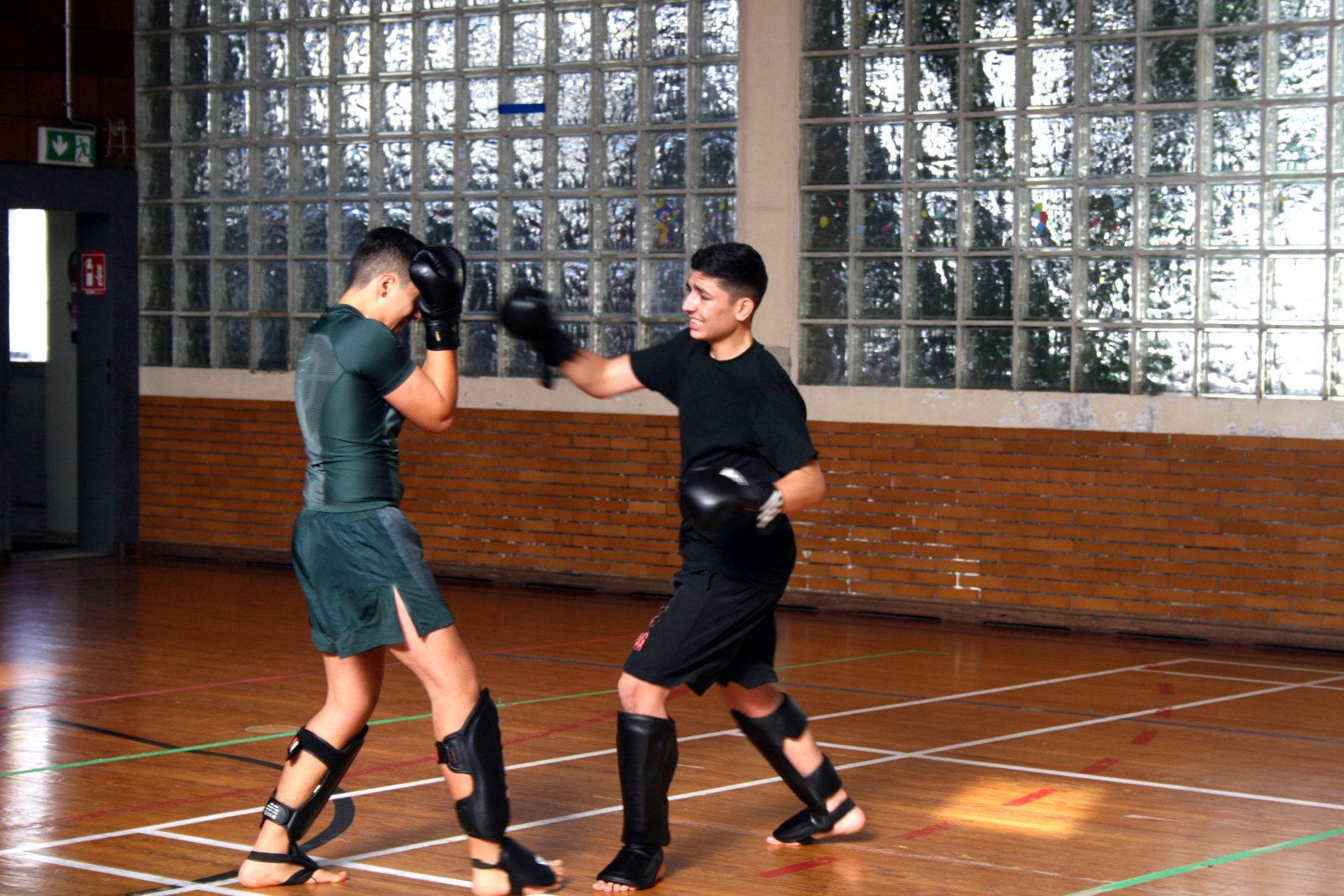Partnerübung mit Handschuhen