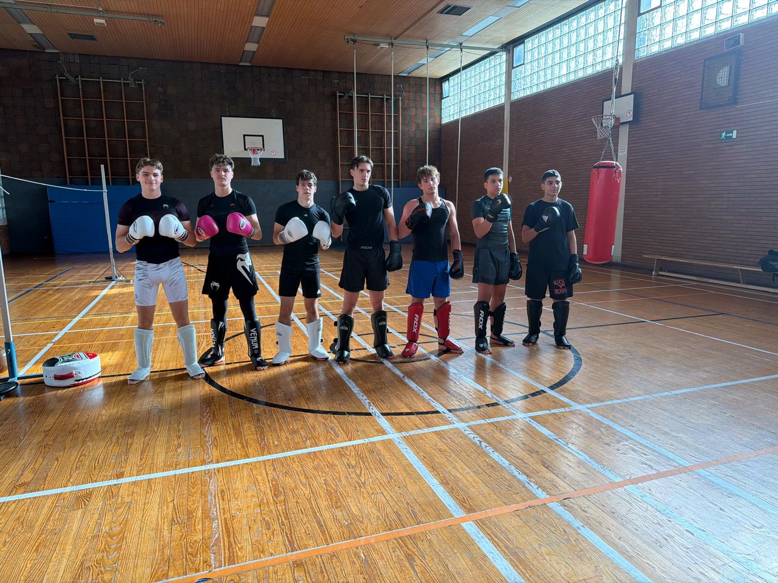 Team mit Handschuhen und Schonern