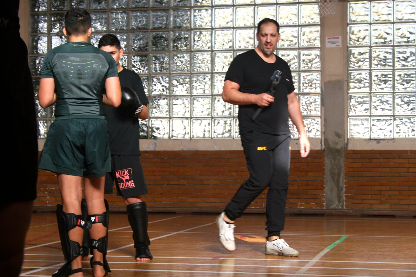 Trainer Ergün beobachtet die Partnerarbeit