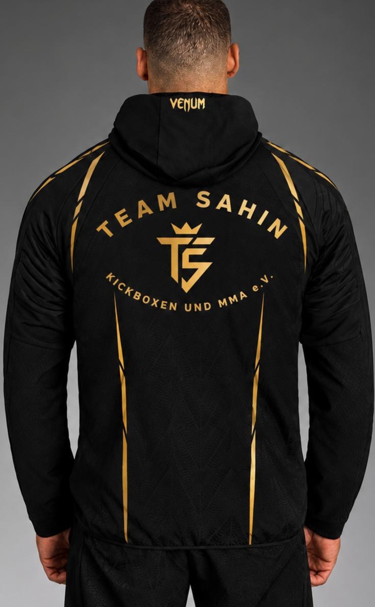 Vereins-Trainingsanzug in Schwarz-Gold mit dem Team-Sahin-Logo